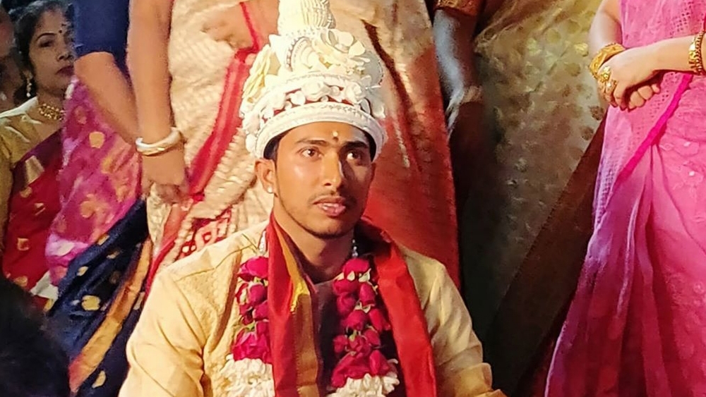 তারকা ক্রিকেটারের বিয়ে শিরোনাম হল অবশ্য অন্য আরও একটি কারণে। বিয়েতে চুরি হল মোবাইল। এক-আধটা নয়, চুরি গিয়েছে সাত-সাতটা মোবাইল। সবক’টি মোবাইলই পাত্রপক্ষের। তার মধ্যে একটা ফোন আবার সৌম্যর বাবার। পরে অবশ্য চোর ধরা পড়ে। এই অস্বস্তিকর ঘটনা ছাড়া বিয়ের বাকি অনুষ্ঠান ঠিক ভাবেই মেটে।