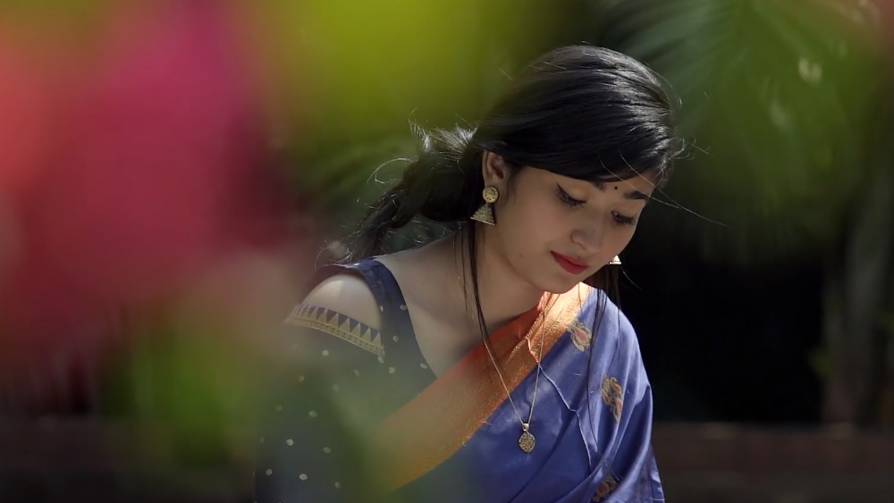 ভিডিয়ো সাক্ষাৎকারে পুজাকে বলতে শোনা গিয়েছে, ‘‘দিদির বিয়েতে ভোর ৪টে ১৪ মিনিটে সৌম্য আমাকে প্রেম নিবেদন করেছিল।” পূজার পাশে বসা সৌম্য ভুল ধরিয়ে দিয়ে বলেন, ‘‘৪টে ১৪ নয়, ৪টে ১৬ মিনিট।’’ যা শুনে হাসতে হাসতে পূজা বলেন, ‘‘তোমার দেখছি সবটাই মনে আছে। তোমাকে পরীক্ষা করার জন্যই আমি ভুল বলেছিলাম।’’