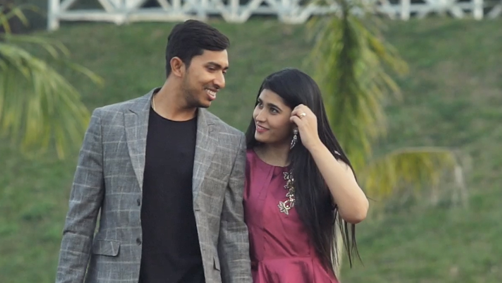 সম্পর্কের গোড়ার দিকে সামনাসামনি খুব একটা দেখা হত না দু’জনের। ক্রিকেট মাঠে ভাল পারফর্ম করলে, সৌম্য তা শেয়ার করতেন পূজাকে।