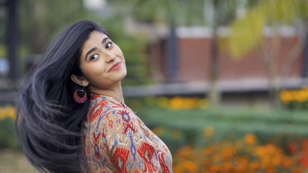 প্রথম দিনের সাক্ষাতে সৌম্যকে একটা মূর্তি উপহার দিয়েছিলেন পুজা। পরে দু’জনের যখন ফের সাক্ষাৎ হয়, তখন পুজাকে অনেক চকোলেট, লিপস্টিক উপহার দিয়েছিলেন সৌম্য।