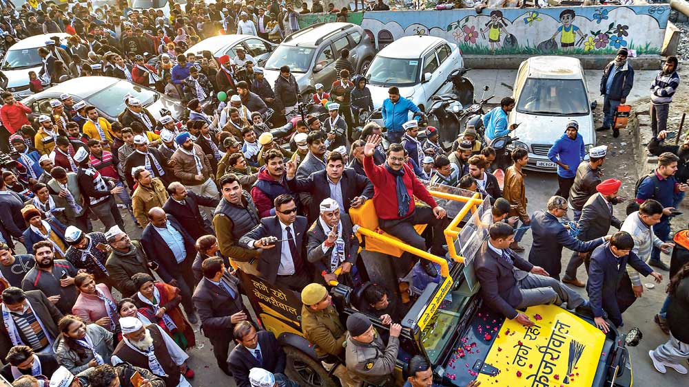 জনসংযোগ: নির্বাচনী প্রচারে  দিল্লির রাজপথে মুখ্যমন্ত্রী ও আম আদমি পার্টির নেতা অরবিন্দ কেজরীবাল। ২২ জানুয়ারি ২০২০। পিটিআই