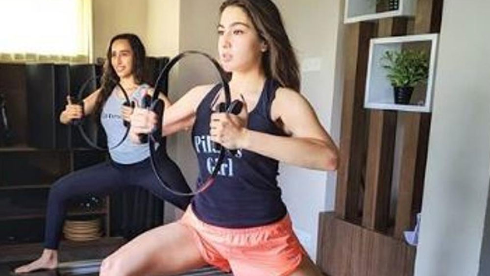 বিষয়টা এত সহজ ছিল না। কঠিন পরিশ্রম এবং স্বাস্থ্যকর খাবার। দুইয়ের মেলবন্ধনে মাত্র দেড় বছরে ৪৪ কেজি ওজন কমিয়েছেন তিনি।