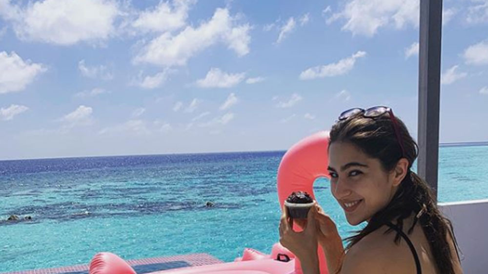 রোজ দেড় ঘণ্টা তিনি জিম করেন। এ ছাড়া অনেকেই জানেন না সারা প্রশিক্ষিত ওডিশি নৃত্যশিল্পী। তাঁর রোজকার ফিটনেস চার্টে, নাচের অনুশীলনও রয়েছে।