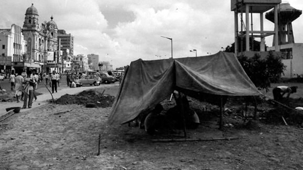 সেই বিপর্যয় ঘটেছিল ১৭৩৭ খ্রিস্টাব্দের ৩০ সেপ্টেম্বর। শেষ বর্ষার গভীর রাতে বঙ্গোপসাগর থেকে ধেয়ে এসেছিল বিধ্বংসী ঘূর্ণিঝড়। ঝড় থামতেই শুরু হয় মুষলধারে বৃষ্টি। বিপদের আকার আরও ভয়াবহ করতে সঙ্গে ছিল ভূমিকম্পও। সারা রাত ধরে দুর্যোগ চলেছিল। সকালে কলকাতা জুড়ে শুধু ধ্বংসচিহ্ন। কাঁচা বাড়িঘরের তো কোনও চিহ্ন ছিল না। মারাত্মক ক্ষতিগ্রস্ত হয়েছিল শহরের বড় বাড়িগুলিও।(ছবি: আর্কাইভ)