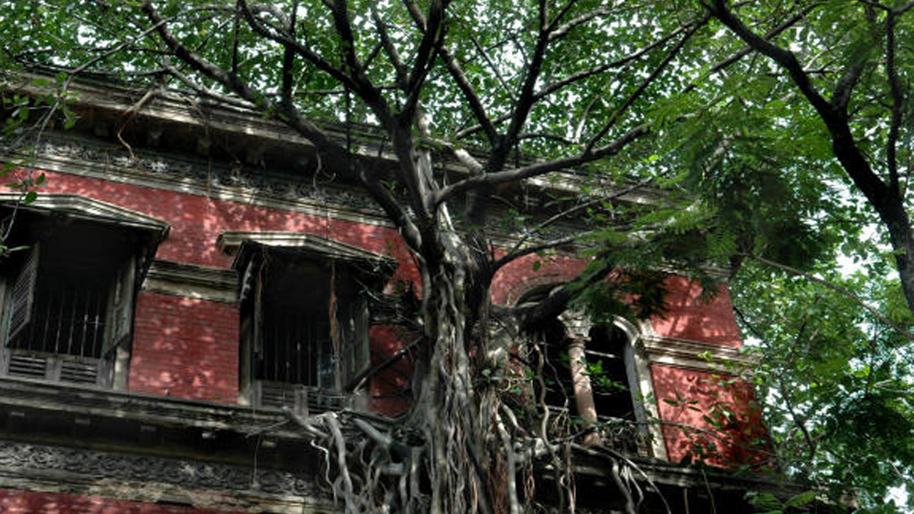 বিশেষজ্ঞরা জানিয়েছেন, কলকাতার নীচে শাখাপ্রশাখার মতো বিছিয়ে আছে প্রাচীন জলধারার রেখা। শহরের জমির নীচে চার পাঁচ কিলোমিটারের পলিস্তর। তার পরেই অস্তিত্ব অসংখ্য ‘প্যালিয়ো চ্যানেল’ বা প্রাচীন জলখাতের। পাশাপাশি আছে ভূমিকম্পনপ্রবণ স্তরও। ভূমিকম্পের ফলে ঘাতক চোরামাটি হয়ে ওঠে বালি-কাঁকড়ে ভরা পলিমাটি। জলখাত তখন গ্রাস করে নিতে পারে জনপদ। যার সাম্প্রতিক নিদর্শন মেট্রোর কাজ চলাকালীন বৌবাজারের বাড়ি-বিপর্যয়। (ছবি: আর্কাইভ)
(ঋণস্বীকার: ১. কলিকাতার রাজপথ সমাজে ও সংস্কৃতিতে: অজিতকুমার বসু, ২. কলিকাতা দর্পণ: রাধারমণ মিত্র,৩. এ হিস্ট্রি অব ক্যালকাটাজ স্ট্রিটস: পি থঙ্কপ্পন নায়ার, ৪. টেন ওয়াকস ইন ক্যালকাটা: প্রসেনজিৎ দাশগুপ্ত, ৫. এ জে ওয়াকার্স গাইড টু ক্যালকাটা: সৌমিত্র দাস)