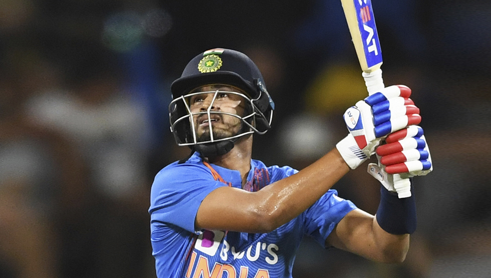 ব্যাটিং অর্ডারের চার নম্বর জায়গা আপাতত শ্রেয়াস আইয়ার নিজের করে নিয়েছেন। তাঁর ব্যাটিংয়ে দেখা যাচ্ছে ধারাবাহিকতা। দেখা যাচ্ছে পরিণত মানসিকতাও। টি-টোয়েন্টি সিরিজে দরকারে বড় শট নিয়েছেন ২৫ বছর বয়সি। আবার খুচরো রান নিয়ে সচল রেখেছেন স্কোরবোর্ড। সবচেয়ে জরুরি হল, চার নম্বরে নির্ভরতা জোগাচ্ছেন দলকে।