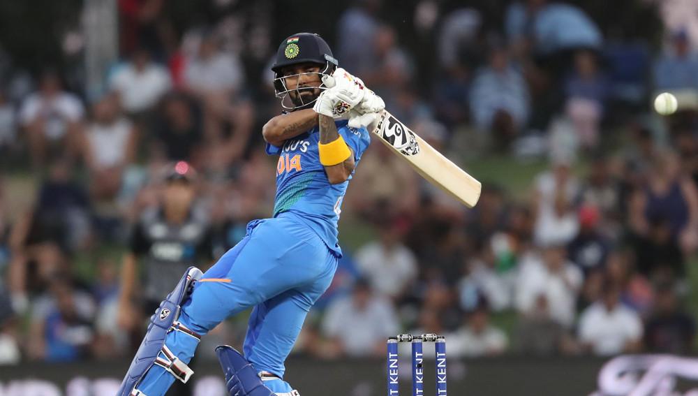 স্বপ্নের ফর্মে রয়েছেন লোকেশ রাহুল। টি-টোয়েন্টি সিরিজে হয়েছেন সেরা। করেছেন দুই দল মিলিয়ে সবচেয়ে বেশি রান। উইকেটের পিছনেও থেকেছেন বিশ্বস্ত। তাঁকে পাঁচ নম্বরে ধাতস্থ হয়ে ওঠার সুযোগ দিতে চাইছে দল। কোহালি সেটা বার বার বলছেনও। শেষ পর্যন্ত ক্রিজে থেকে স্লগ ওভারে ঝড় তোলার দায়িত্ব থাকছে তাঁর উপরে।