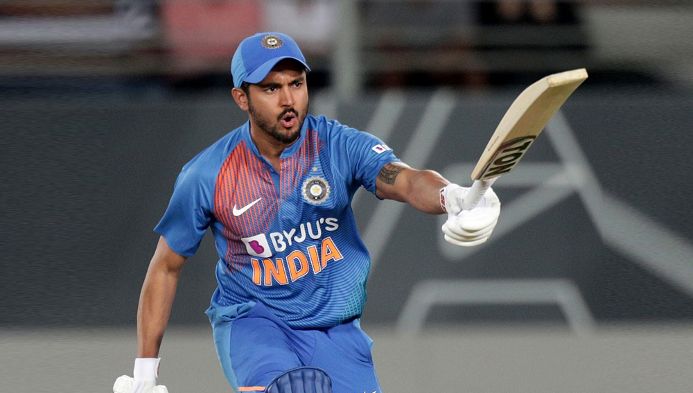 মণীশ পাণ্ডে ছয় নম্বরে নিজেকে প্রতিষ্ঠা করেছেন টি-টোয়েন্টি সিরিজে। বুঝিয়েছেন যে ছয়ে নেমে দলকে টানার ক্ষমতা রয়েছে তাঁর। একদিনের সিরিজেও সেই ভূমিকায় তাঁকে দেখতে চাইছে দল। ৩০ বছর বয়সি দীর্ঘদিন কাটিয়েছেন রিজার্ভ বেঞ্চে। সেই যন্ত্রণা তাঁর খেলার মধ্যে পরিষ্কারও। এখনও পর্যন্ত ২৫ একদিনের ম্যাচে ৩৪.৬১ গড়ে ৪৫০ রান করেছেন তিনি।