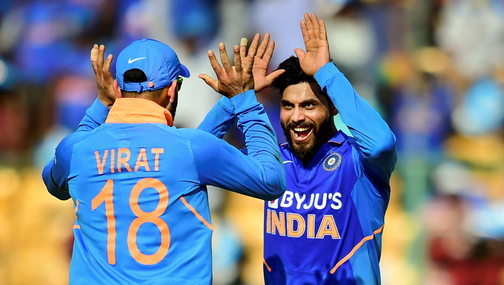 রবীন্দ্র জাডেজা হলেন দলের থ্রি-ডি ক্রিকেটার। ৩১ বছর বয়সির বাঁ-হাতি স্পিন রান আটকানোয় দক্ষ। চলনসই ব্যাটিং করেন তিনি। প্রয়োজনে নিতে পারেন বড় শট। আর ফিল্ডিংয়ে তিনি বিশ্বের সেরাদের মধ্যে পড়েন। টি-টোয়েন্টি সিরিজের প্রথম তিন ম্যচে তিনি খেলেছেন। ভারতের শেষ একদিনের ম্যাচে অস্ট্রেলিয়ার বিরুদ্ধে বল হাতেও সাফল্য পেয়েছেন।