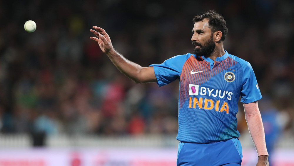 মহম্মদ শামিকে সদ্য এই মুহূর্তে বিশ্বের সেরা পেসার হিসেবে চিহ্নিত করেছেন শোয়েব আখতার। নিউজিল্যান্ডে তৃতীয় টি-টোয়েন্টিতে ২৯ বছর বয়সির দুরন্ত ওভারই টাই করেছিল ম্যাচ। জানুয়ারিতে ভারতের শেষ একদিনের ম্যাচে অস্ট্রেলিয়ার বিরুদ্ধে চার উইকেট নিয়েছিলেন শামি।