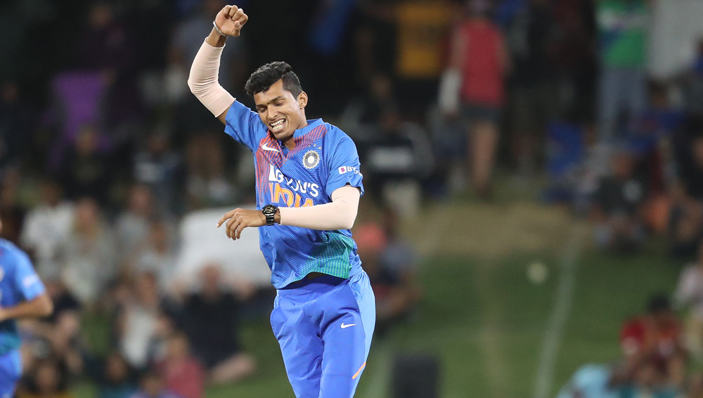 নবদীপ সাইনি দ্রুত উঠে আসছেন। দুরন্ত গতির সঙ্গে নিশানায় অভ্রান্ত থাকা তাঁর বৈশিষ্ট। ২৭ বছর বয়সি নিউজিল্যান্ডে টি-টোয়েন্টি সিরিজের শেষ দুই ম্যাচে নিজেকে প্রমাণও করেছেন। বিশেষ করে ডেথ ওভারে তিনি নজর কেড়েছেন। এখনও পর্যন্ত তিনটি একদিনের ম্যাচ খেলেছেন নবদীপ। নিয়েছেন পাঁচ উইকেট।