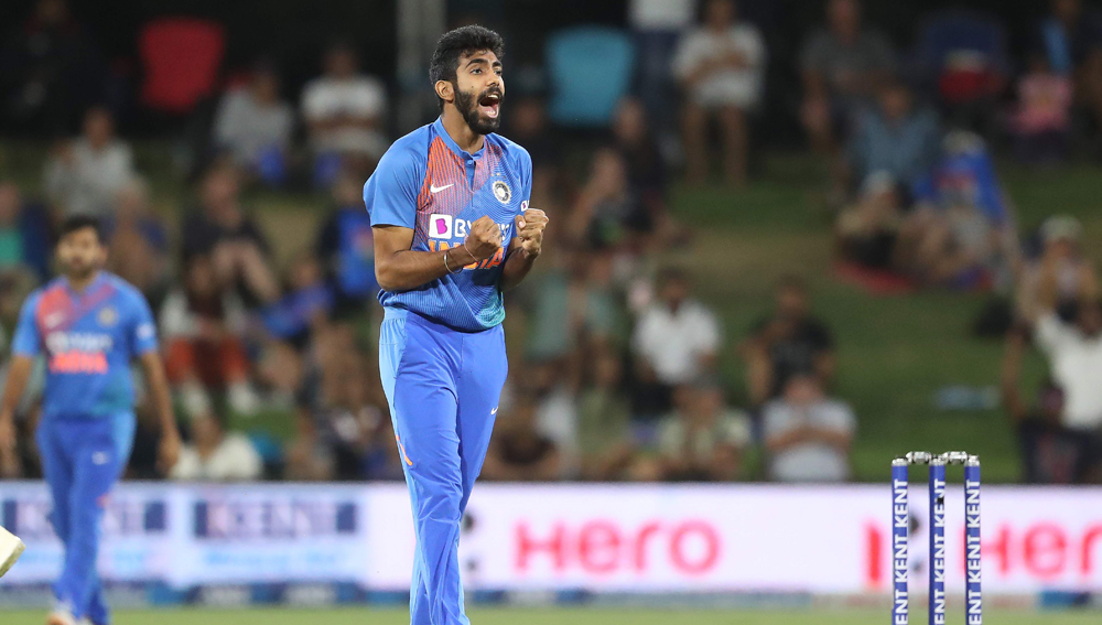 জশপ্রীত বুমরা এখন তিন ফরম্যাটেই বিশ্বের সেরা বোলারদের মধ্যে পড়েন। ২৬ বছর বয়সি সদ্য শেষ টি-টোয়েন্টিতে জিতিয়েছেন ভারতকে। চার ওভারে ১২ রানে নিয়েছেন তিন উইকেট। ডেথ ওভারে তাঁকে সামলানো কত কঠিন, তা টি-টোয়েন্টি সিরিজে বুঝেছেন কিউয়িরা। সেই মেজাজেই একদিনের সিরিজে তাঁকে দেখতে চাইছেন ক্রিকেটপ্রেমীরা।