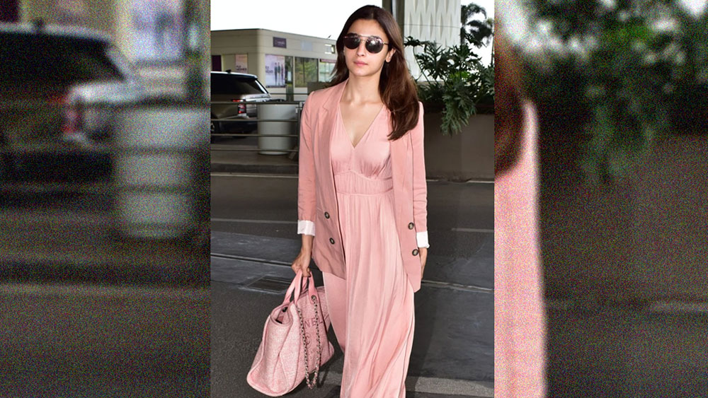 এই মুহূর্তে বলিউড সেলেবদের প্রথম সারিতেই রয়েছেন আলিয়া ভট্ট। তাঁর সংগ্রহে অসংখ্য হাত-ব্যাগ। ছবিতে যে ব্যাগটা নিয়ে আছেন আলিয়া, তার দাম কত জানেন? এই লেদার ব্যাগটির আনুমানিক দাম ১ লাখ টাকা।