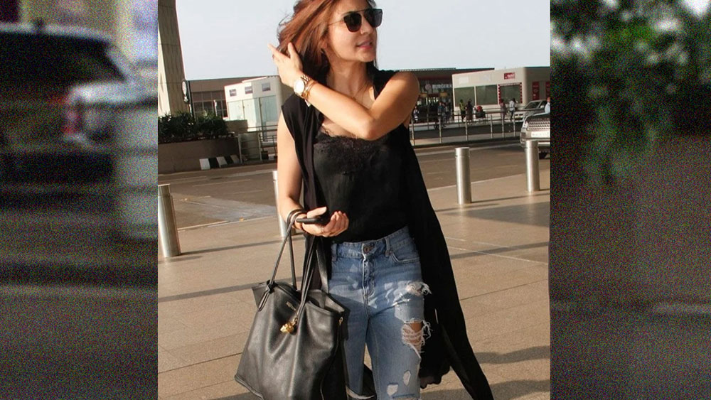 অত্যন্ত ক্যাজুয়াল পোশাকেও অনবদ্য অনুষ্কা শর্মা। কারণ ফ্যাশনের গোপন মন্ত্র তাঁর জানা। জিনস, শার্ট আর সঙ্গে হাতে ঝোলানো একটা স্মার্ট ব্যাগ। ব্যস, মুহূর্তেই গ্ল্যামারস হয়ে ওঠেন তিনি। সাধারণত 'ফ্রেন্ডি মনস্টার' ব্র্যান্ডের ব্যাগ ব্যবহার করতে পছন্দ করেন বিরাট-গিন্নি। যাঁর আনুমানিক মূল্য ১ লাখ ২০ হাজার।