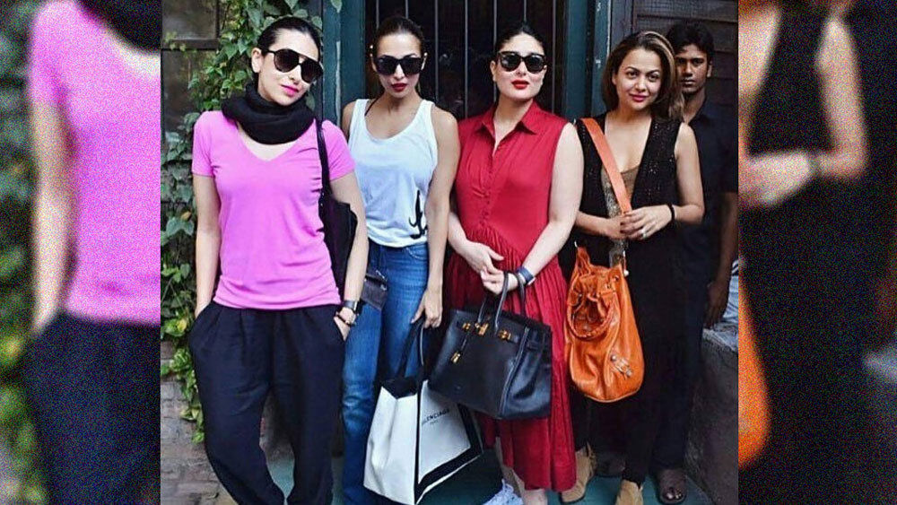 হাত-ব্যাগের ব্যাপারে প্রিয়ঙ্কা, অনুষ্কা, আলিয়াকে গুনে গুনে দশ গোল দেবেন করিনা কপূর। তাঁর ব্যাগের সংগ্রহ বোধহয় সবচেয়ে বেশি। 'হারমিস বিরকিন এপসম' ব্র্যান্ডের ব্যাগ ব্যবহার করেন তিনি। তার দাম? ৮ লাখ ২৬ হাজার টাকা!