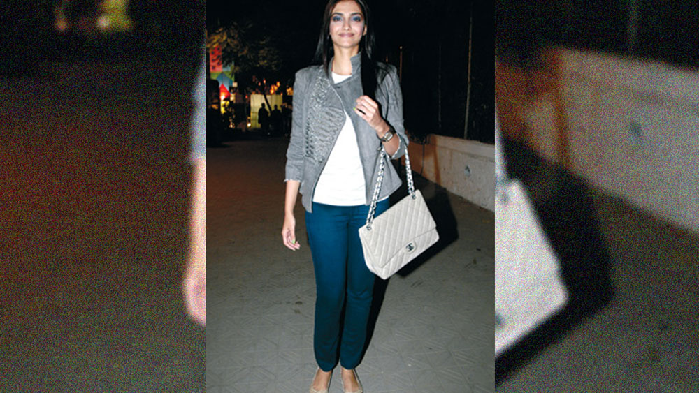 স্টাইল স্টেটমেন্ট হওয়ার কোনও সুযোগ মিস করেন না সোনম কপূর। 'দিওর', 'হারমিস কেলি'-- এরকম নানা দামি ব্র্যান্ডের ব্যাগ রয়েছে তাঁর সংগ্রহে। তবে তাঁর সবচেয়ে পছন্দ 'শ্যানেল' ব্র্যান্ড। এই ব্যাগের আনুমানিক দাম ৪ লাখ টাকা।