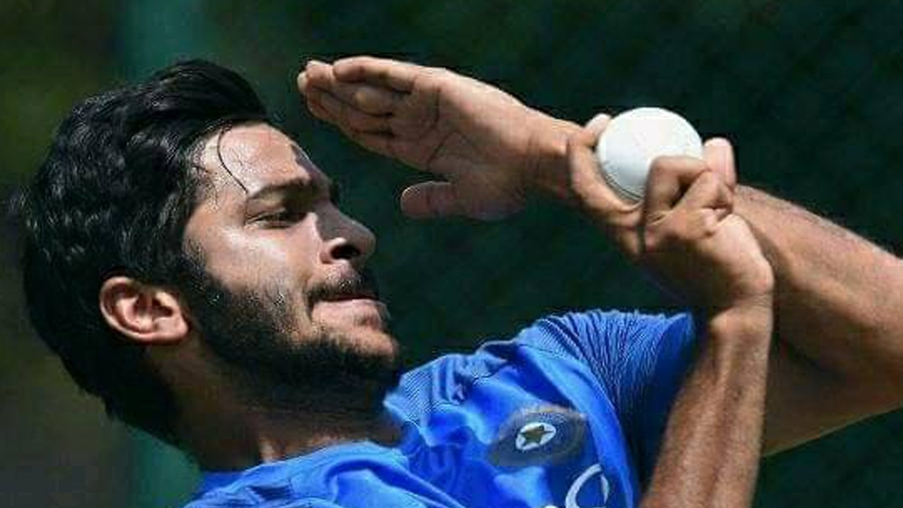 শার্দূলের জন্ম ১৯৯১ সালের ১৬ অক্টোবর। লোকাল ট্রেনে করে তিনি রোজ পালঘর থেকে মুম্বই পৌঁছতেন ক্রিকেট অনুশীলনের জন্য। তাঁর স্বপ্নপূরণের হাল ধরেছিলেন প্রশিক্ষক দীনেশ লাড। তিনি ছিলেন বরিভেলির স্বামী বিবেকানন্দ আন্তর্জাতিক স্কুলের ক্রিকেট প্রশিক্ষক। তিনি শার্দূলকে নিজের বাড়িতে রেখে দেন। ভর্তি করে দেন স্বামী বিবেকানন্দ আন্তর্জাতিক স্কুলে। যাতে ক্রিকেট আর লেখাপড়া একসঙ্গেই চলতে পারে। দশম শ্রেণি পর্যন্ত দীনেশের বাড়িতেই থাকতেন শার্দূল।