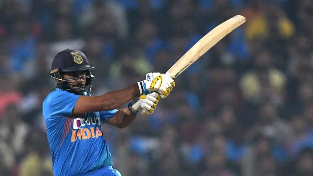 স্কুল ক্রিকেটেই নজর কেড়েছিলেন প্রতিভাবান শার্দূল। হ্যারিস শিল্ডের ম্যাচে স্কুলের হয়ে তাঁর এক ওভারে ৬ বলে ৬ টা ওভার বাউন্ডারি এখনও উঠে আসে ক্রিকেট-আড্ডায়। পাশাপাশি, গতির জন্য তাঁকে মুম্বইয়ের ক্রিকেটমহলে ডাকা হয় ‘পালঘর এক্সপ্রেস’ বলে। প্রথম শ্রেণির ক্রিকেটে আত্মপ্রকাশ ২০১২ সালে। প্রথম ম্যাচ ছিল জয়পুরে, রাজস্থানের বিরুদ্ধে। তবে কেরিয়ারের শুরুটা আকর্ষণীয় ছিল না। রঞ্জিতে প্রথম চার ম্যাচে উইকেট ছিল ৪টি।