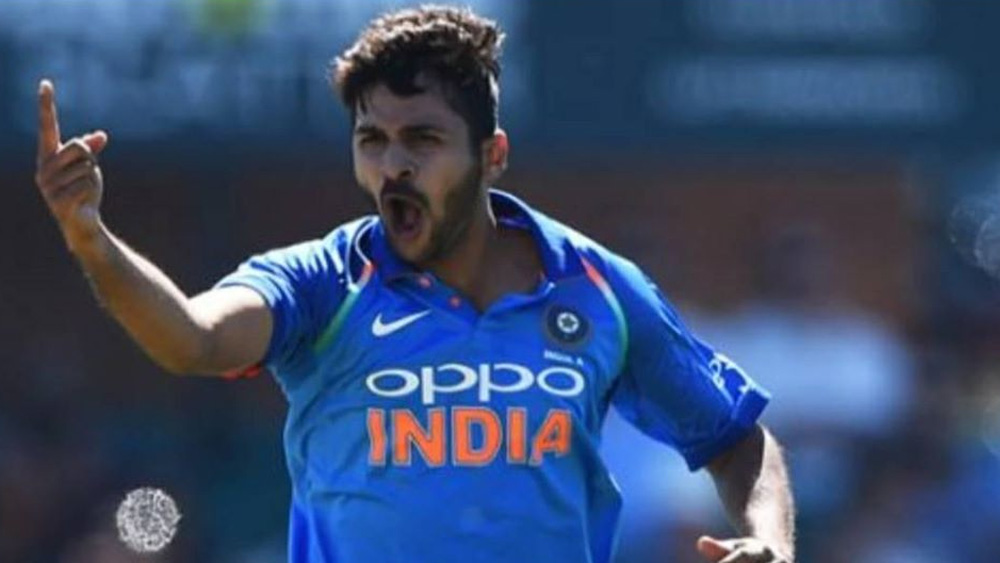 বার বারই মনে হয়েছে শার্দূল বোধহয় এ বার বেরিয়েই গেলেন লড়াইয়ের ময়দান ছেড়ে। কিন্তু প্রতিবারই সমালোচকদের ভুল প্রমাণ করে ফিরে এসেছেন তিনি। জীবনে কঠিন সময়ে পাশে পেয়েছেন প্রশিক্ষককে। কখনও হাতে ধরে, কখনও টিপস দিয়ে যিনি শুধরে দিয়েছেন শিষ্যের ভুল। হতাশা ভুলে আত্মবিশ্বাস ফেরাতে তিনি পরামর্শ দিয়েছিলেন সফল ক্রিকেটারদের আত্মজীবনী পড়তে। তাঁর সেই পরামর্শও যে কাজে দিয়েছে, তা স্বীকারও করেছেন শার্দূল।