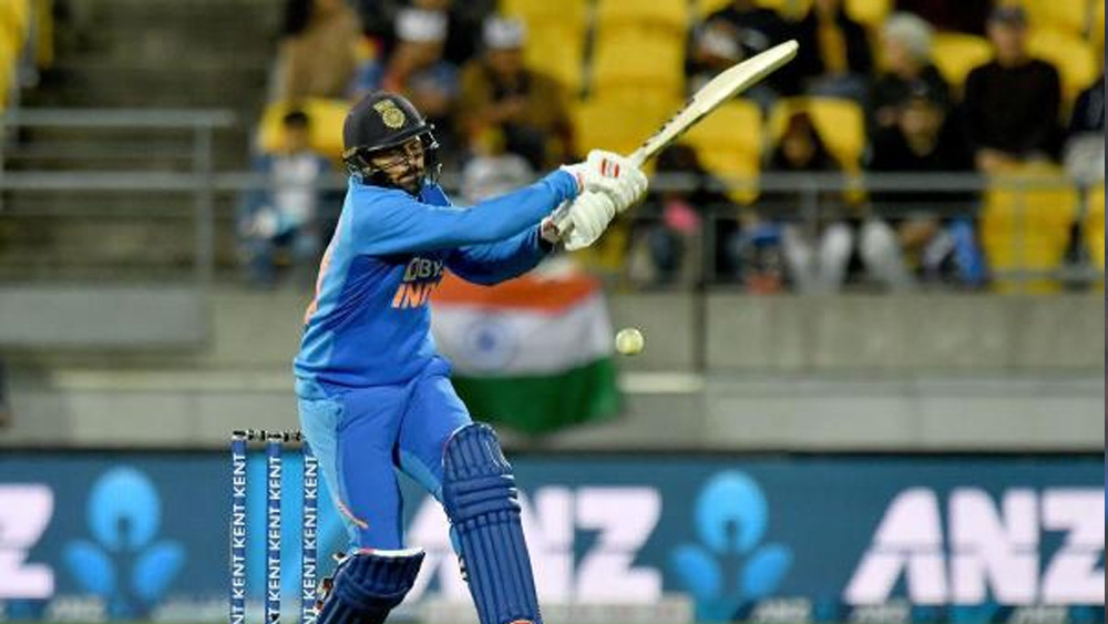 বোলিংয়ের পাশাপাশি শার্দূলের অস্ত্র তাঁর ঝোড়ো ব্যাটিং। আগামী টি-টোয়েন্টি বিশ্বকাপে অলরাউন্ডার হিসেবে জায়গা পাকা করাকেই আপাতত পাখির চোখ করেছেন তিনি। ক্রিকেটের বাইশ গজে শার্দূল থাকতে চান বাঘের মতো বীরবিক্রমেই।