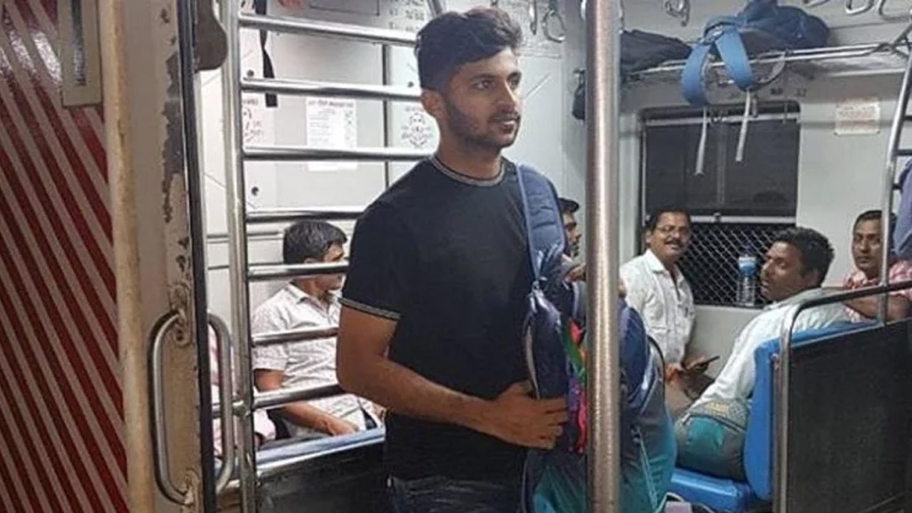 স্বপ্নের চোখ আকাশে থাকলেও শার্দূল পা দুটো রাখতে চান জমিতেই। লোকাল ট্রেনে রোজ সাত ঘণ্টা যাতায়াতের অতীত তিনি ভুলে যেতে চান না। দু’ বছর আগে দক্ষিণ আফ্রিকা সফর থেকে ফিরে বিমানবন্দর থেকে শার্দূল এসেছিলেন অন্ধেরি স্টেশন। তারপর সেখান থেকে লোকাল ট্রেনে করেই পালঘরে নিজের বাড়িতে ফিরেছিলেন জাতীয় দলের এই ক্রিকেটার। (ছবি: আর্কাইভ এবং ফেসবুক)