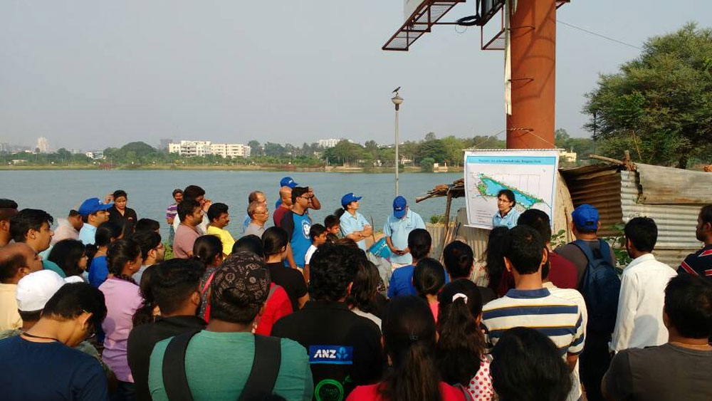 উপায়ান্তর না দেখে শোভা স্থানীয় স্কুলের পড়ুয়া এবং সাধারণ মানুষকে জড়ো করে এই বিষয়ে সচেতন করতে শুরু করেন। ফল পাওয়া যায় দ্রুত। প্রচুর তরুণ-তরুণীরা তাঁর সঙ্গে হাতে হাত লাগিয়ে কাজ করতে শুরু করেন। কিন্তু তাতেও যে খুব সুবিধে হচ্ছিল, এমন নয়।