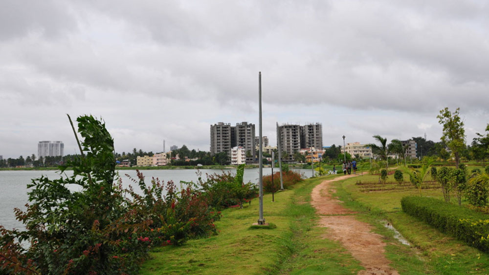 যে জলমিত্র ট্রাস্ট শুরু হয়েছিল মাত্র আট জন সদস্য নিয়ে, তার সদস্য সংখ্যা এই মুহূর্তে ৮০০। কী ভাবে পরিবেশ রক্ষা করতে হবে, নিজে হাতে তার পাঠ সদস্যদের দেন শোভা আনন্দ রেড্ডি।