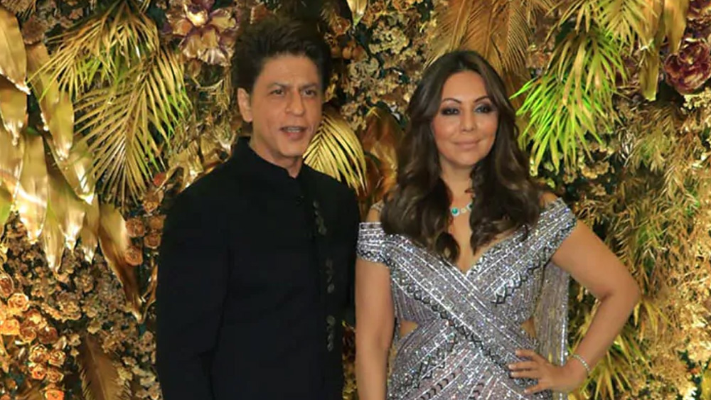 কালো শেরওয়ানিতে শাহরুখ এবং রূপোলি পোশাকে তাঁর স্ত্রী গৌরী ছিলেন পার্টির মধ্যমণি।