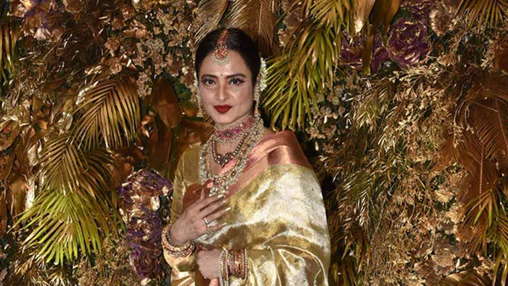 চিরসুবজ রেখা ক্যামেরার সামনে ধরা দেন ভারী কাঞ্জিভরম এবং কুন্দনের গয়নার চেনা সাজেই।