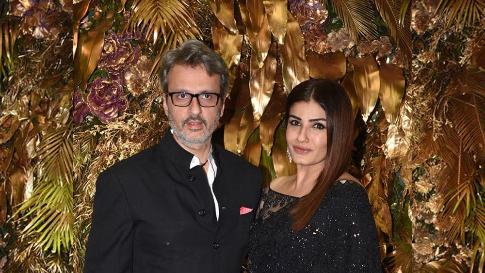 রবিনা টন্ডন এবং তাঁর স্বামী অনিল থাডানি এ দিনের পার্টির জন্য বেছে নেন কালো রঙের পোশাক।