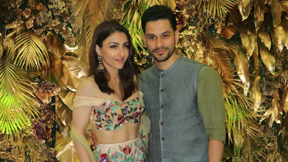 ফ্লোরাল গাউনে সবার নজর কেড়ে নেন সোহা আলি খান। স্ত্রীর পোশাকের সঙ্গে রং মেলানো শেডে সেজেছিলেন সোহার স্বামী কুণাল খেমুও।