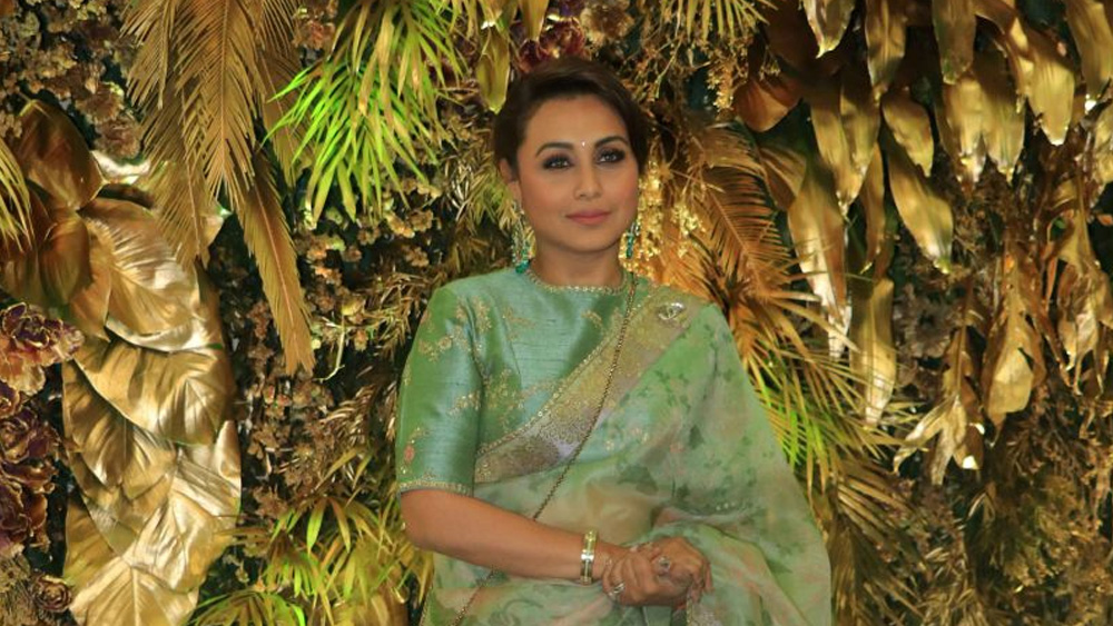 ফিকে সবুজ রঙের শাড়িতে স্নিগ্ধ রূপে সবার মাঝে অন্যরকম সাজে ধরা দেন রানি মুখোপাধ্যায়।