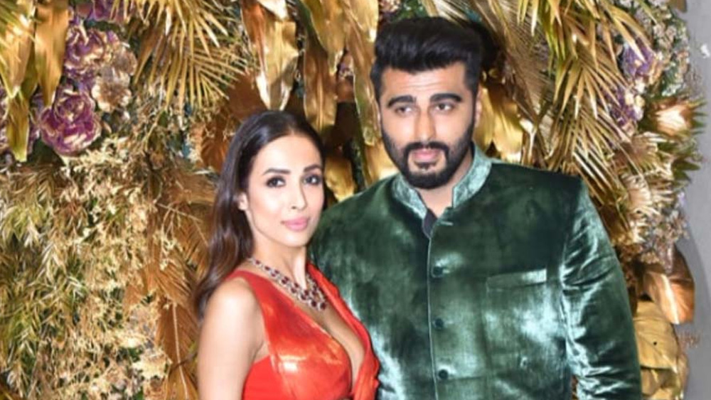 মালাইকা অরোরা বরাবরের মতো এখানেও স্টাইলিশ। বয়ফ্রেন্ড অর্জুন কপূরের হাত ধরে লেন্সবন্দি হন আলোকচিত্রীদের।