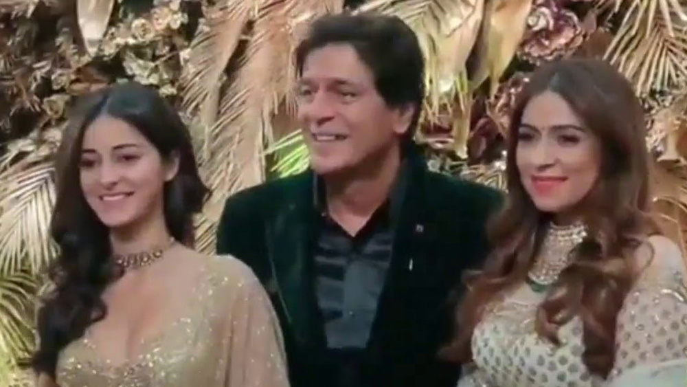 পার্টিতে চাঙ্কি পাণ্ডেকে দেখা যায় মেয়ে অনন্যার সঙ্গে।