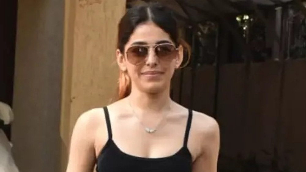 নবাগতা আলায়াকে ঘিরে ইতিমধ্যেই ইন্ডাস্ট্রিতে শোনা যাচ্ছে গুঞ্জন। অনিল ও সুনীতা কপূরের ছেলে হর্ষবর্ধন কপূর নাকি তাঁর বিশেষ বন্ধু।