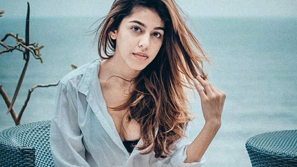 এ ভাবেই ছক ভাঙার ধারা জন্মগত ভাবে বহন করে চলেছেন আলায়া। নিজের জীবনকে কী ভাবে শাসন করবেন এই তরুণ তুর্কি? জানতে আগ্রহী বিনোদন দুনিয়া এবং তাঁর অনুরাগীরাও।   (ছবি: ফেসবুক)