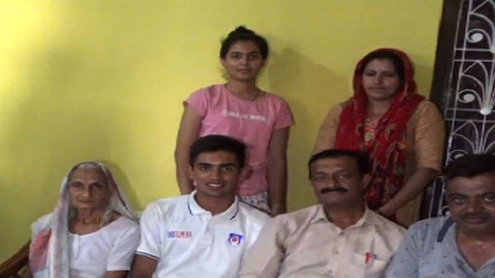 অথচ দু’বছর আগেও জীবন এত মসৃণ ছিল না। লাগাতার চোট আঘাতে আশঙ্কা দেখা দিয়েছিল ক্রিকেট খেলা নিয়েই। অনটনের সংসারে কষ্ট করেই সংস্থান হয় চিকিৎসার।