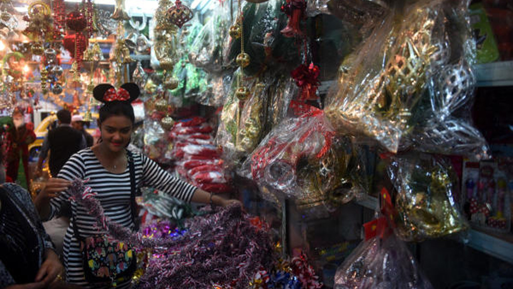 প্রতিষ্ঠান থেকে ফিরে আসি আবার রাজপথে। ১৮৭৬ খ্রিস্টাব্দে সাবেক ফ্রি স্কুল স্ট্রিট পরিবর্ধিত হয় ধর্মতলা স্ট্রিট অবধি। ১৯৬৯ সালে পাল্টে যায় এই পথের নাম। বিখ্যাত কবি মির্জা গালিবের সাময়িক কলকাতাবাসকে স্মরণীয় করে রাখতে ফ্রি স্কুল স্ট্রিটের নতুন নামকরণ হয় মির্জা গালিব স্ট্রিট।
(ঋণস্বীকার: ১. কলিকাতার রাজপথ সমাজে ও সংস্কৃতিতে: অজিতকুমার বসু, ২. কলিকাতা দর্পণ: রাধারমণ মিত্র,৩. এ হিস্ট্রি অব ক্যালকাটাজ স্ট্রিটস: পি থঙ্কপ্পন নায়ার, ৪. টেন ওয়াকস ইন ক্যালকাটা: প্রসেনজিৎ দাশগুপ্ত, ৫. এ জে ওয়াকার্স গাইড টু ক্যালকাটা: সৌমিত্র দাস) 
(ছবি: আর্কাইভ এবং সোশ্যাল মিডিয়া)