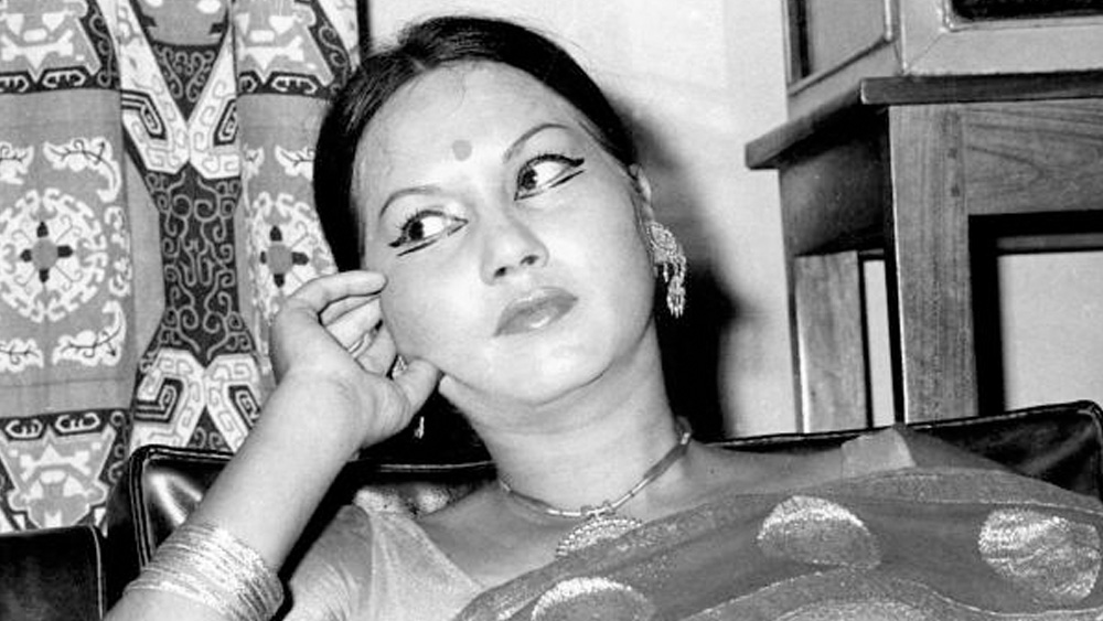 কে আর রাতজাগা বারের ক্যাবারেরানি ‘মিস শেফালি’ হতে চায়? চায়নি পাঁচ বছরের আরতি দাসও। ছ’মাসের আরতিকে নিয়ে দেশভাগের কয়েক বছর আগে কলকাতায় এসেছিলেন তাঁর বাবা-মা। বড় হওয়ার সঙ্গে সঙ্গে আরতির চারপাশে শুধু কঠোর অনটন। চিরশয্যাশায়ী বাবা। লোকের বাড়ি থেকে কাজ করে মা ঘরে ফিরলে তবেই দু’টো খাবার জুটত ভাইবোনদের।