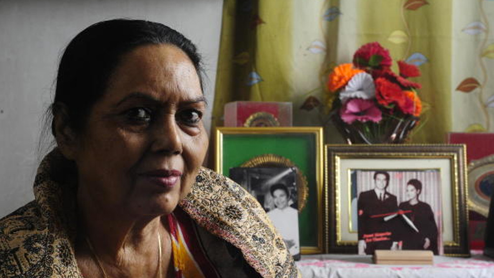 যখনই নতুন কাজটাকে কঠিন বলে মনে হত, আরতি ভাবতেন পারিশ্রমিকের কথা। তখন মাসে মাসে সাতশো টাকা তাঁর কাছে ছিল কুবেরের ভাণ্ডার। যে পরিবারের মুখ চেয়ে এই কৃচ্ছ্রসাধন, তাকেই অস্বীকার করতে হয়েছিল লালবাজারে গিয়ে। পুলিশ অফিসারের সামনে গিয়ে বলতে হয়েছিল, তিনি অনাথ। না হলে লাইসেন্স পাবেন কী করে!