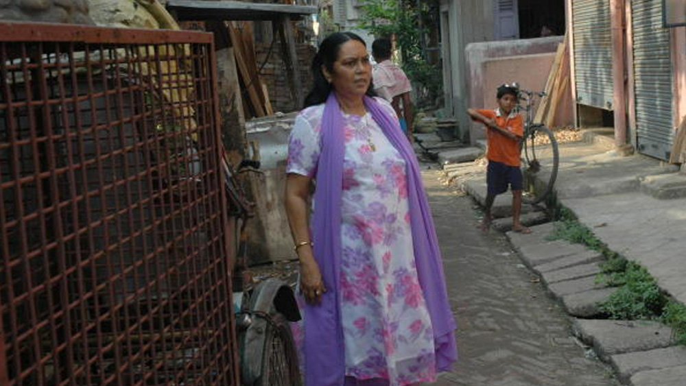 সেই প্রশিক্ষণেই দেওয়া হয়েছিল পোশাক। যা পরে প্রতি রাতে নাচতে হবে। দেখে অঝোরে কেঁদেছিলেন আরতি। এতটা নিরাবরণ হয়ে আসতে হবে রাতের আসরে! ধীরে ধীরে একদিন সেই লজ্জাটুকুও ভুলে গেলেন। মন দিলেন অনুশীলনে।