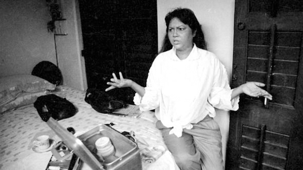 বুঝতে পেরেছিলেন, পার্টির নাচ দেখে নিজে নিজে নাচা একরকম। আর, পারফর্ম করা সম্পূর্ণ অন্যরকম। জানতে হল পশ্চিমী নাচের ব্যাকরণ। প্রশিক্ষকের তত্ত্বাবধানে একদিন উদ্বাস্তু আরতি দাসের পায়ে উঠে এল ক্যান ক্যান, চার্লসটন, টুইস্ট, হাওয়াইয়ান হুলা এবং বেলি ডান্স।