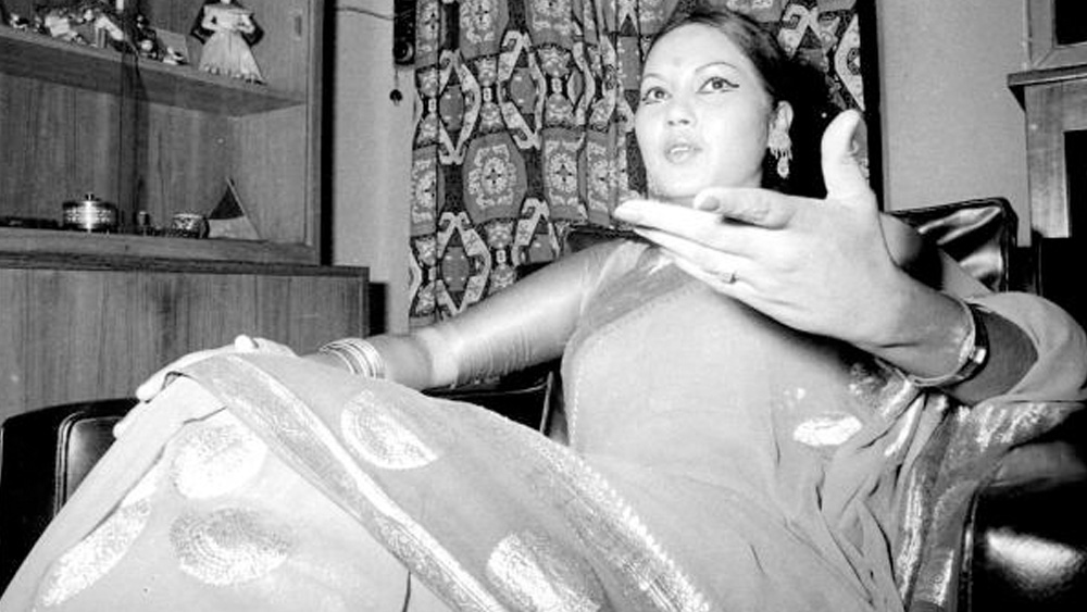 এখানেই শেষ নয়। হতে হল ইংরেজি আর হিন্দিতে চোস্ত। জানতে হল আদবকায়দা। শিখতে হল পোশাকের সঙ্গে মানানসই মেকআপ। সঙ্গে ছিল কঠোর শরীরচর্চা। মেনে চলতে হত খাওয়াদাওয়া নিয়ে কড়া রুটিন। একমাত্র ফলের রস খাওয়ায় কোনও বাধা ছিল না।