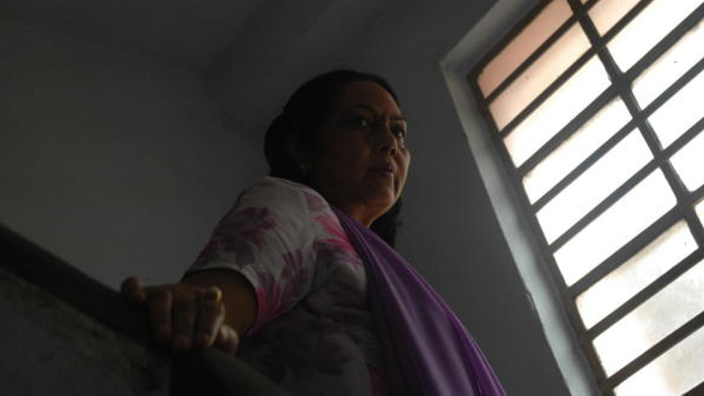 শেষ জীবনেও তাঁর কাছে ছিলেন দুর্গা। তখন সব বিলাসিতা বিদায় নিয়েছে। অতীতের রানি মিস শেফালি তখন উত্তর শহরতলিতে ছোট্ট ফ্ল্যাটবন্দি। যেখানে সূর্যের আলো, আর আর্থিক সচ্ছলতা, দু’য়েরই প্রবেশ নিষিদ্ধ ছিল। একসময় কোনওদিন হিসেব করে টাকা দেননি। জীবনের উপান্তে এসে তাঁকেই কুরে কুরে খেয়েছে অর্থচিন্তা।