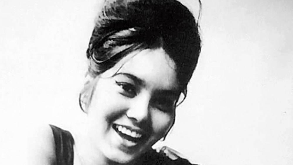 কিন্তু জীবনের বেলাশেষ তো অন্যরকমও হতে পারত। জীবনভর প্রেমের প্রস্তাব পেয়েছিলেন প্রচুর। কিন্তু নিজে ভালবেসেছিলেন একজনকেই। সেই মার্কিন নাগরিকের নাম ছিল রবিন। শেফালিকে বিয়ে করে তিনি আমেরিকায় চলে যেতে চেয়েছিলেন।