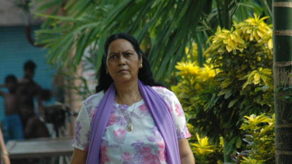 ঘর সংসারের মতো অধরা থেকে গেল ‘শিল্পী’ পরিচয়ও। আরতি দাস নৃত্যশিল্পী নন। অভিনেত্রী নন। তিনি শুধুই মদিরা-আসরের ‘মিস শেফালি’। পরিচয় নিয়ে আক্ষেপ ছিল না। আক্ষেপ ছিল স্বীকৃতি না পাওয়া নিয়ে। শেষ জীবনে তার কিছুটা প্রশমিত হয়েছিল প্রকাশিত জীবনীতে। বাকি কষ্টটুকু নিয়ে ৬ ফেব্রুয়ারি চলে গেলেন তিনি। যেখানে যেতে সামাজিক স্বীকৃতির প্রয়োজন হয় না।   (ছবি: আর্কাইভ)