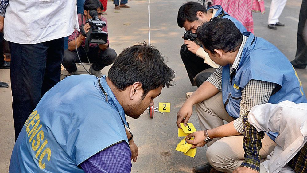 মাপজোক: ঘটনাস্থলে ফরেন্সিক দল। বৃহস্পতিবার, গোবিন্দ খটিক রোডে। ছবি: স্বাতী চক্রবর্তী