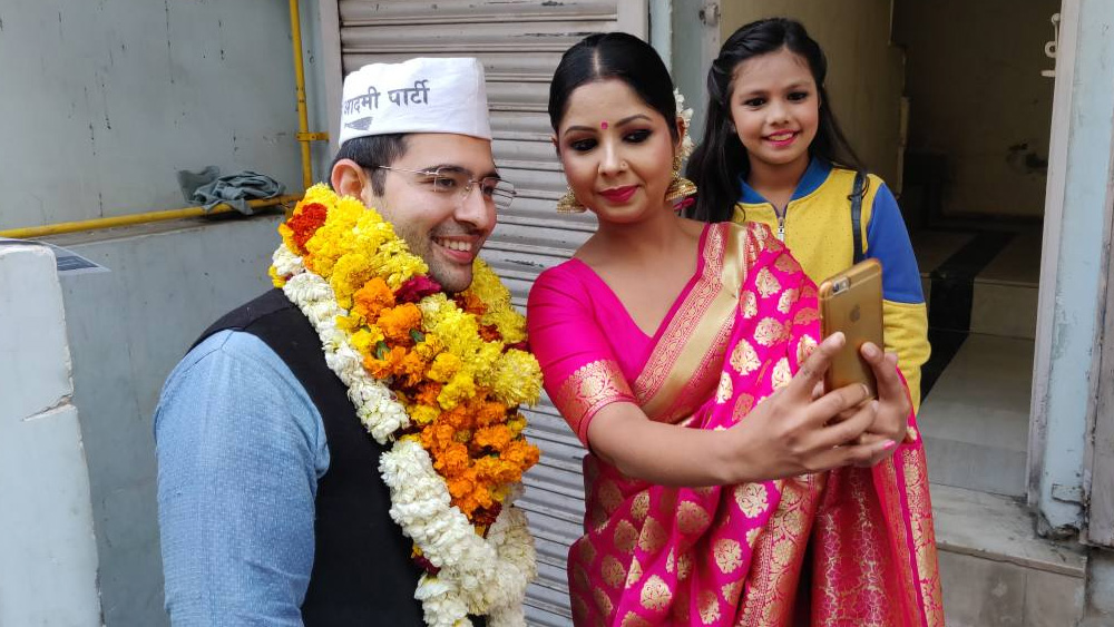 এই নির্বাচনে ‘আপ’-এর তারকা প্রচারকারীর অন্যতম ছিলেন রাঘব। তাঁর বিশেষ মিডিয়া টিম জানিয়েছে, গত কয়েক দিনে বিয়ের প্রস্তাবে ভেসে গিয়েছে তাঁর টুইটার হ্যান্ডল।