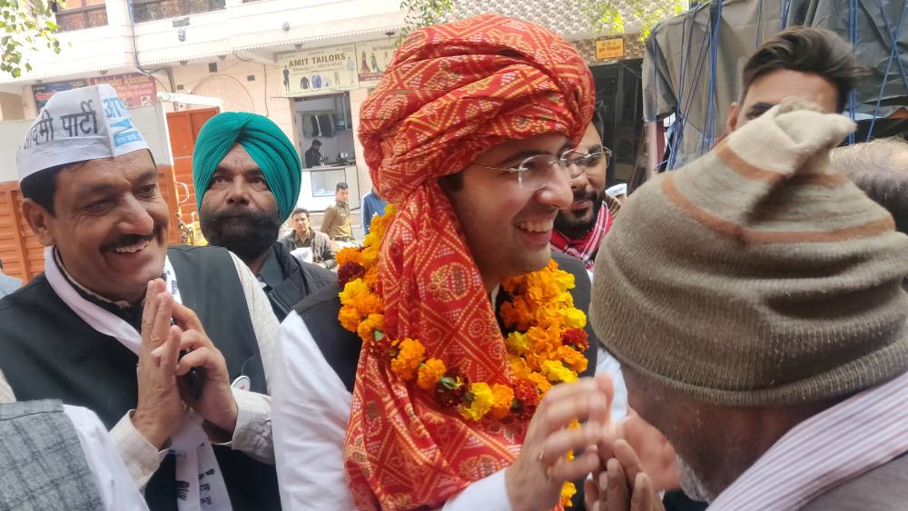 এক মহিলা তো রাঘবকে সরাসরি ট্যাগ করে টুইটারে বিয়ের প্রস্তাব দিয়ে বসেছেন! তবে শুধুই ভার্চুয়াল নয়। প্রস্তাব আসছে মুখোমুখিও। সম্প্রতি একটি স্কুলে প্রচারে গিয়েছিলেন তিনি। সেখানে এক শিক্ষক এই আপ প্রার্থীর সামনেই বলেছেন, তাঁর নিজের মেয়ে থাকলে রাঘবকে জামাই করতেন।