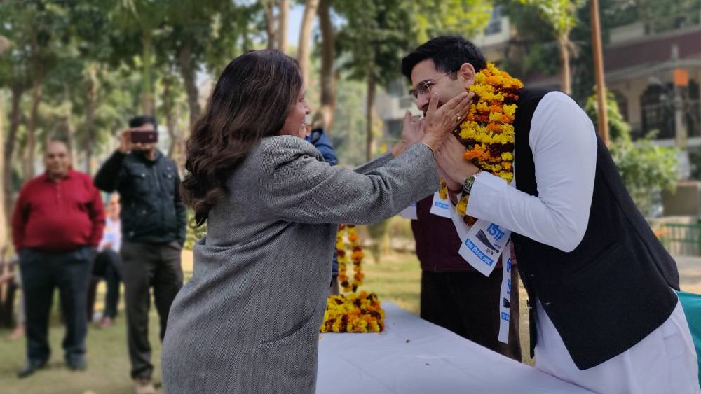 অনেকে আবার মুখে কিছু বলছেন না। সোশ্যাল মিডিয়ায় রাঘবের যেখানে যত প্রোফাইল আছে, কমেন্টবক্স ভরিয়ে দিচ্ছেন লভ-ইমোজি দিয়ে।